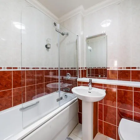 Apartment Terrific 2 Bed 2 Bath Apt With Gym & Roof Terrace -12 Mins From London