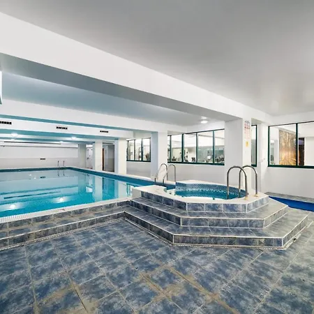 Terrific 2 Bed 2 Bath Apt With Gym & Roof Terrace -12 Mins From *