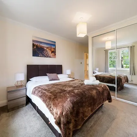 Terrific 2 Bed 2 Bath Apt With Gym & Roof Terrace -12 Mins From *