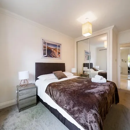 Terrific 2 Bed 2 Bath Apt With Gym & Roof Terrace -12 Mins From Apartment