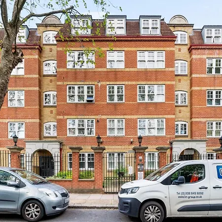 Terrific 2 Bed 2 Bath Apt With Gym & Roof Terrace -12 Mins From London