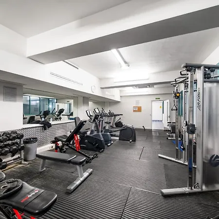 Terrific 2 Bed 2 Bath Apt With Gym & Roof Terrace -12 Mins From London