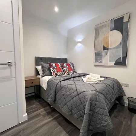 Melbourne Marvel - New 3br By Hyde Edgware Apartment