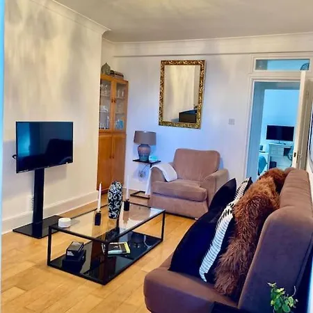 2 Bedroom Flat In Camberwell - Location With Excellent Connections To Tourist Attractions And Main Airports Appartement