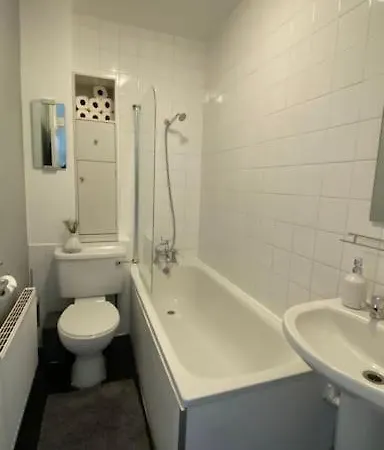 Apartment Camberwell Central: 2-bedroom Flat With Excellent Connections *