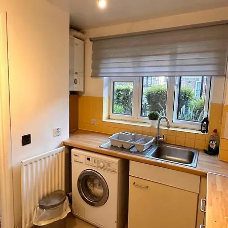 Apartment A Beautiful One Bedroom Within The Heart Of London..fully Furnished Close To Social Amenities.. London