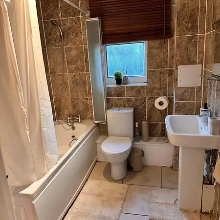 Apartment A Beautiful One Bedroom Within The Heart Of London..fully Furnished Close To Social Amenities.. *