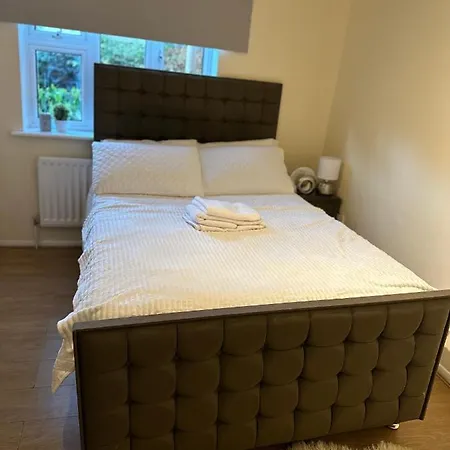 A Beautiful One Bedroom Within The Heart Of London..fully Furnished Close To Social Amenities..