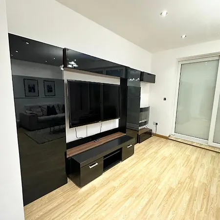 Charm - Comfortable In Spacious House London