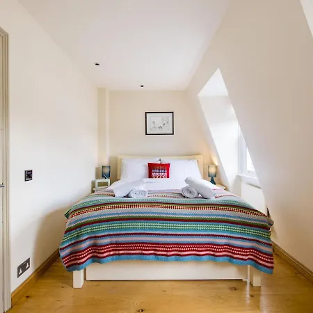 Cosy And Light Flat With A Roof Terrace In Chelsea Apartment *