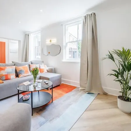 House 10 Mins To Tower Bridge Hot Tub & Parking Holiday home London