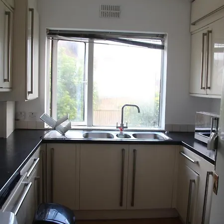 Comfortable Single Bed Garden View * London