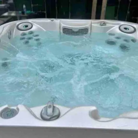 House 10 Mins To Tower Bridge Hot Tub & Parking Holiday home