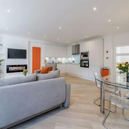 Holiday home House 10 Mins To Tower Bridge Hot Tub & Parking