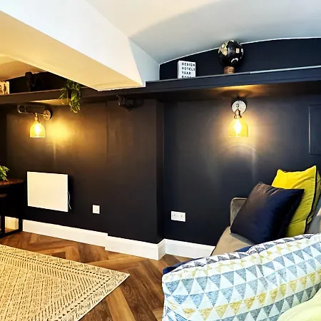 Liam Place Near Hyde Park - 1 Double Bed, 1 Sofa Bed, Spacious Apartment, Private Entrance Apartment
