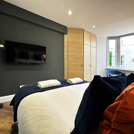 Liam Place Near Hyde Park - 1 Double Bed, 1 Sofa Bed, Spacious Apartment, Private Entrance Apartment *