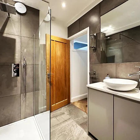 Liam Place Near Hyde Park - 1 Double Bed, 1 Sofa Bed, Spacious Apartment, Private Entrance