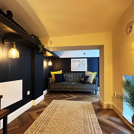 Liam Place Near Hyde Park - 1 Double Bed, 1 Sofa Bed, Spacious Apartment, Private Entrance *