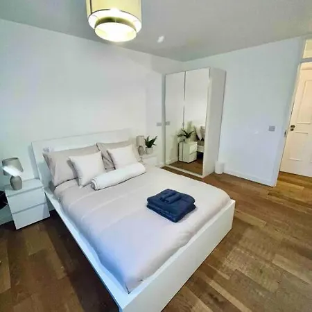 Lovely 1 Bed, Northolt Station Apartment