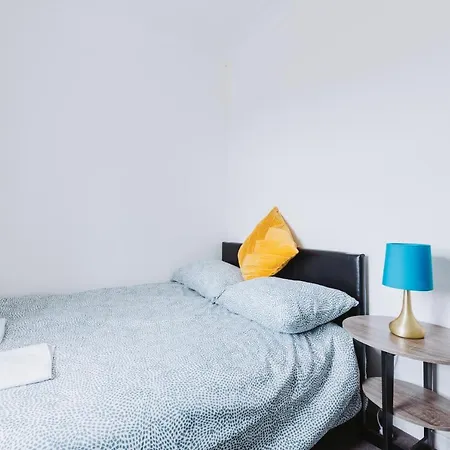 Homestay Double With Private Bathroom, Parking & Wifi