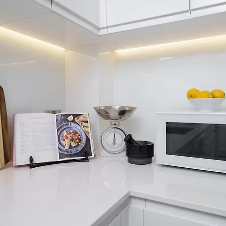 Aircon 2 Bedr, 3 Beds, 2 Bath Covent Garden, Subway