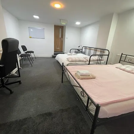 Bed and breakfast 2 Mins To Euston Station, Triple Bedroom With Private Bathroom C *