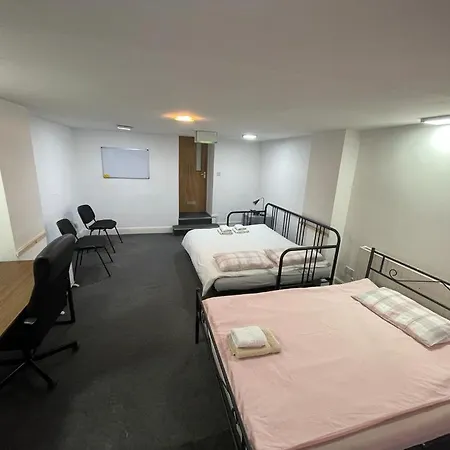 Bed and breakfast 2 Mins To Euston Station, Triple Bedroom With Private Bathroom C *