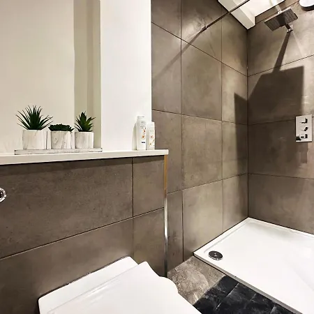 Liam Place Near Hyde Park - 1 Double Bed, 1 Sofa Bed, Spacious Apartment, Private Entrance *