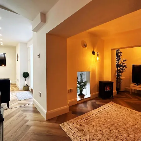 Liam Place Near Hyde Park - 1 Double Bed, 1 Sofa Bed, Spacious Apartment, Private Entrance Apartment *