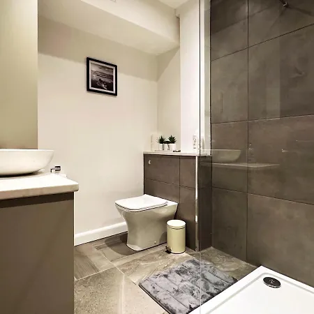 Liam Place Near Hyde Park - 1 Double Bed, 1 Sofa Bed, Spacious Apartment, Private Entrance London