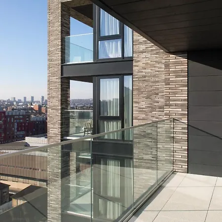 Modern At Enclave Located In Central London