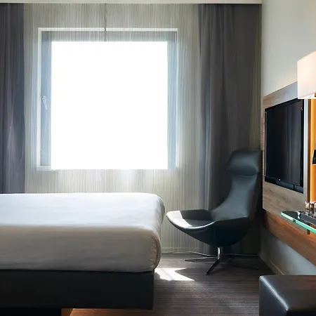 Moxy Excel Hotel 4*