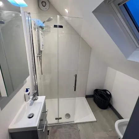 In Modernised Victorian House * Croydon
