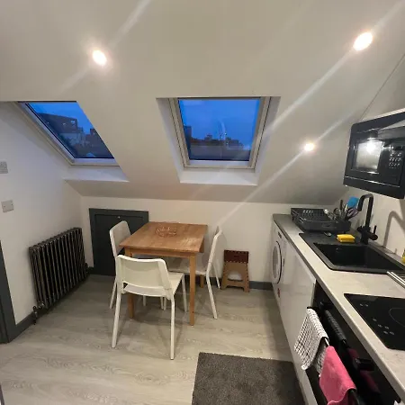 Guest house In Modernised Victorian House Croydon
