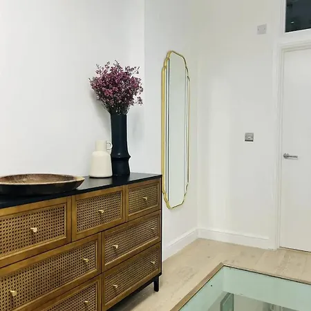 Gorgeous Split Level Belsize Park Londres