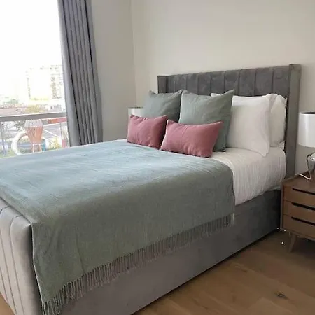 Luxury With Ac By The River * ロンドン