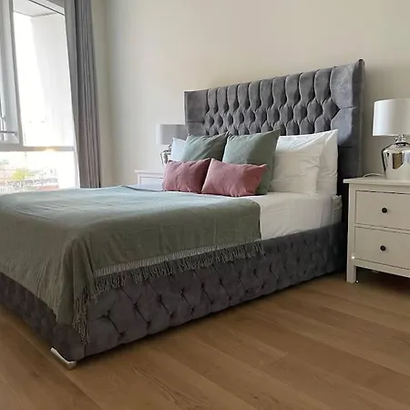 Luxury With Ac By The River ロンドン