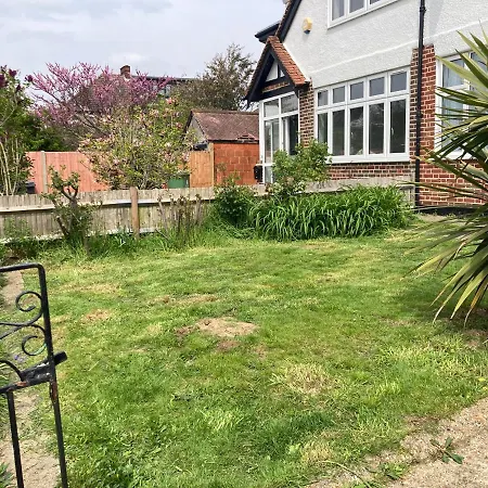 Holiday home Peaceful In Surbiton, Surrey, Uk Near Chessington World Of Adventure & Wimbledon With Free Parkings Surbiton
