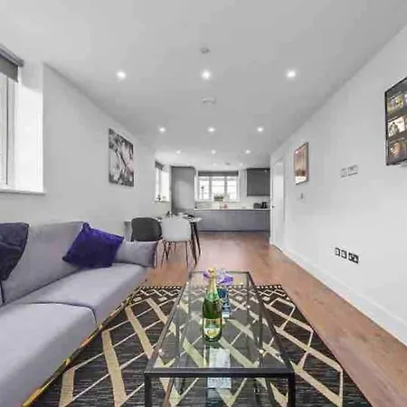 Cozy Flat Near Eye/ Victoria / Vauxhall Apartment