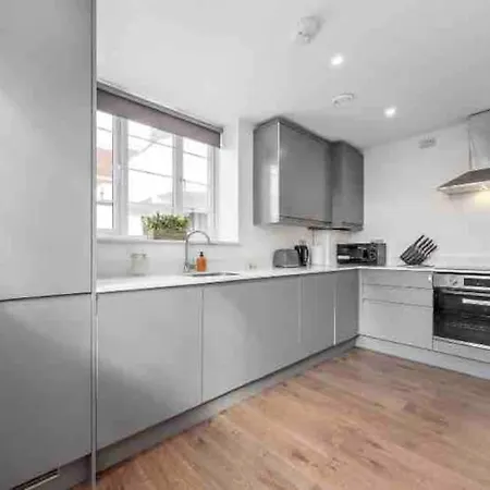 Cozy Flat Near Eye/ Victoria / Vauxhall * London