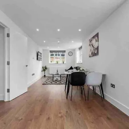 Apartment Cozy Flat Near Eye/ Victoria / Vauxhall *