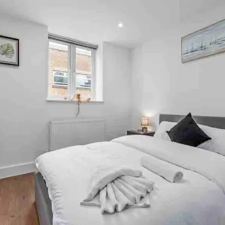 Cozy Flat Near Eye/ Victoria / Vauxhall London