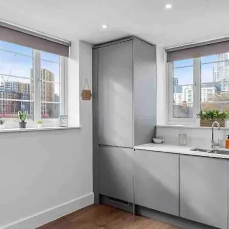 Cozy Flat Near Eye/ Victoria / Vauxhall Apartment