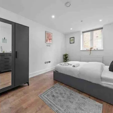 Cozy Flat Near Eye/ Victoria / Vauxhall London