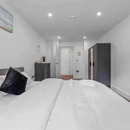 Cozy Flat Near Eye/ Victoria / Vauxhall Apartment *