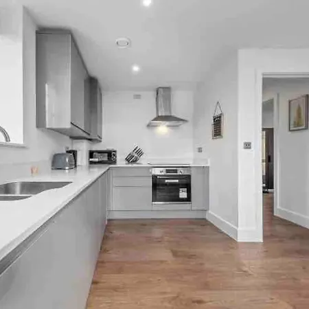 Apartment Cozy Flat Near Eye/ Victoria / Vauxhall *