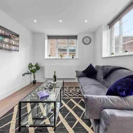 Cozy Flat Near Eye/ Victoria / Vauxhall Apartment *