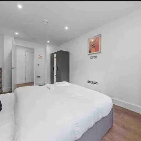 Cozy Flat Near Eye/ Victoria / Vauxhall Apartment
