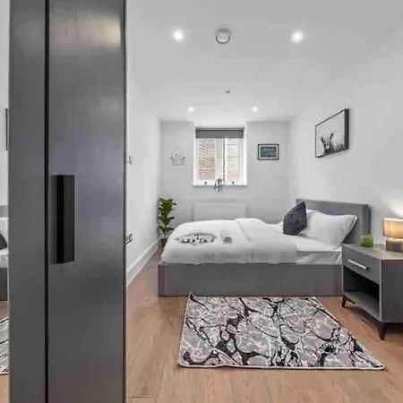Cozy Flat Near Eye/ Victoria / Vauxhall Apartment *