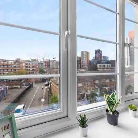 Cozy Flat Near Eye/ Victoria / Vauxhall Apartment London